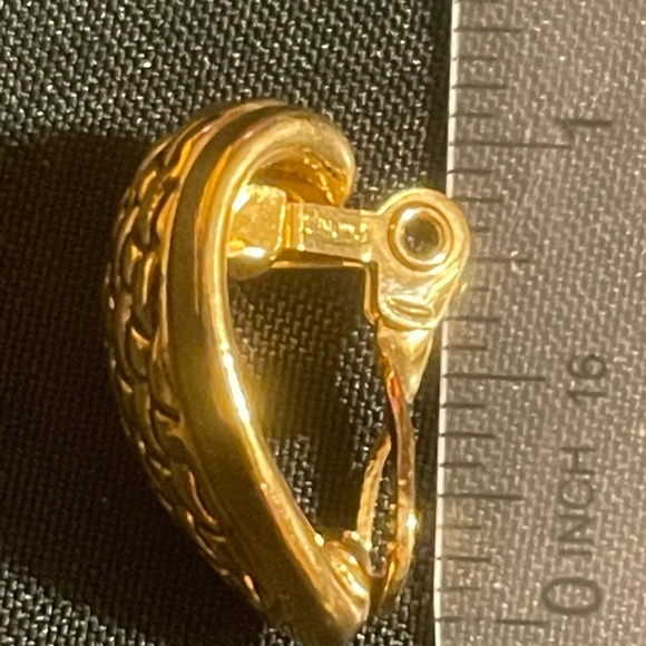 MONET Clíp On Earrings - Picture 2 of 4